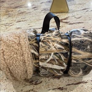 Mossy Oak Habitat Camouflage and Sherpa Blanket